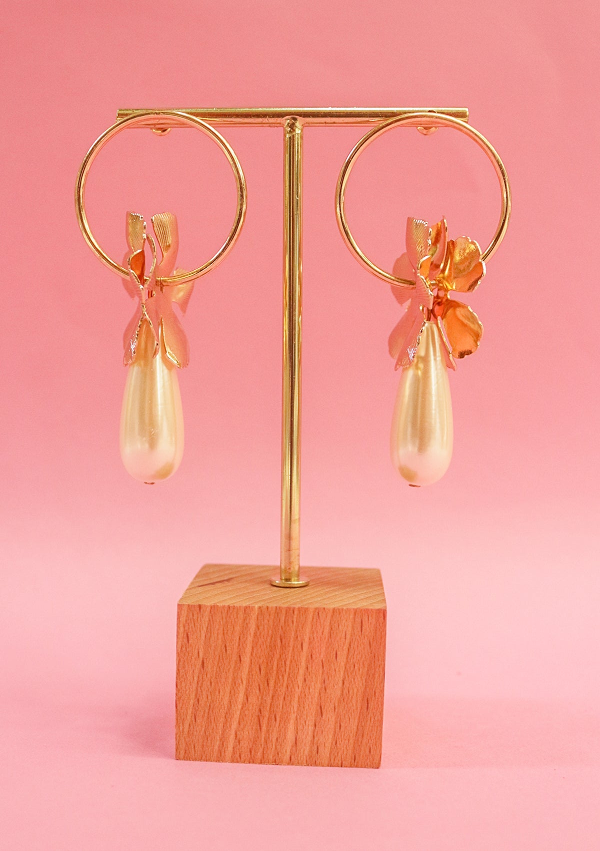 Flowered hoop earrings