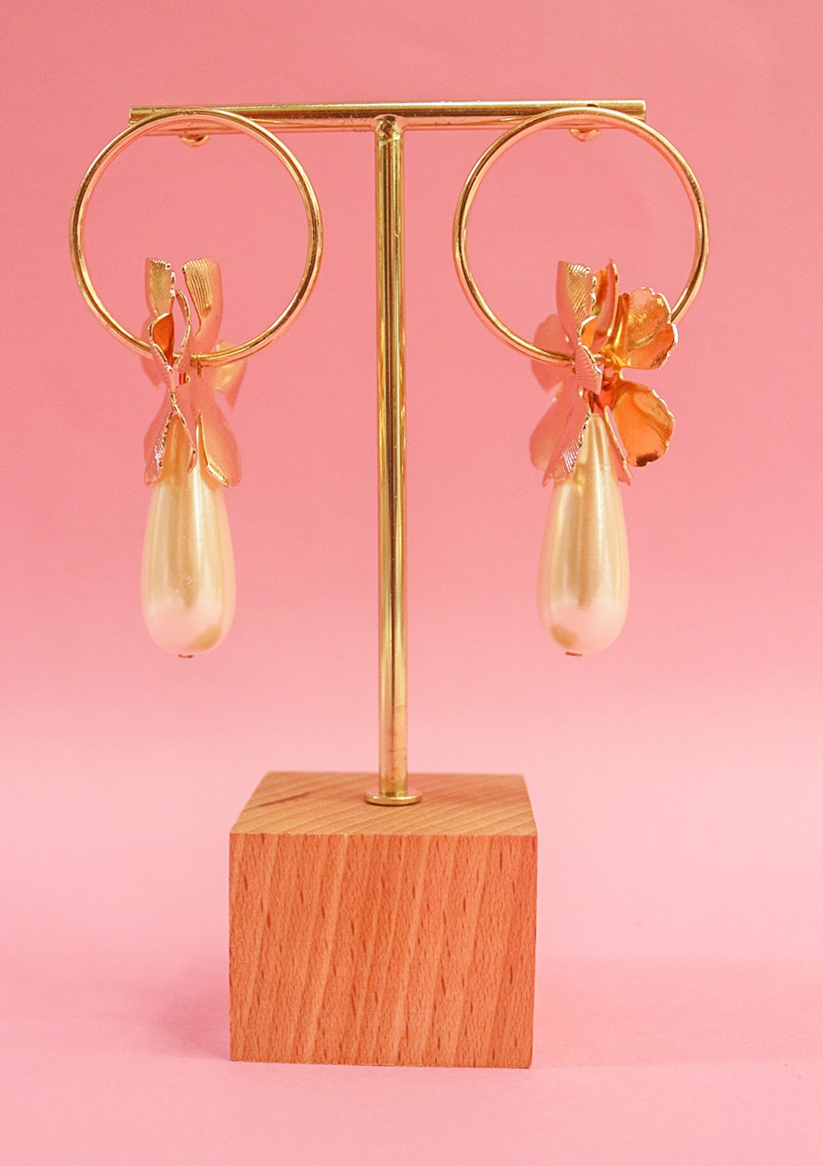 Flowered hoop earrings