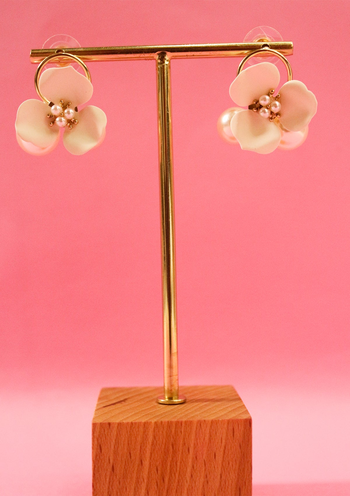 Flower stud earrings